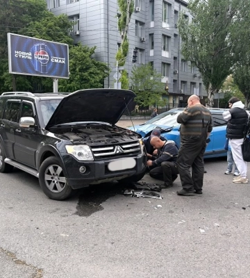 У Дніпрі сталася ДТП за участі легкового автомобіля і позашляховика: рух ускладнено