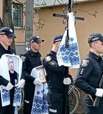 Вінниччина попрощалася із поліцейським Максимом Зарецьким, який загинув під час нападу 