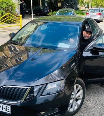 У центрі Луцька нахабний водій забрав у муніципалки телефон і повидаляв фото (відео)
