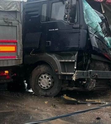 В Одеській області водій вантажівки влетів у стовп, його госпіталізували