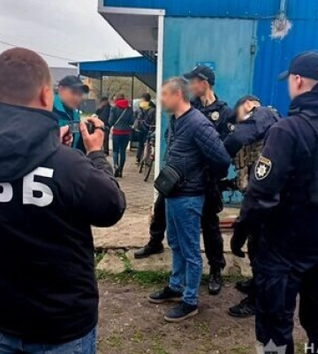 У Сумах керівник благодійного фонду торгував волонтерськими посвідченнями: йому загрожує до 7 років в’язниці. ФОТОрепортаж