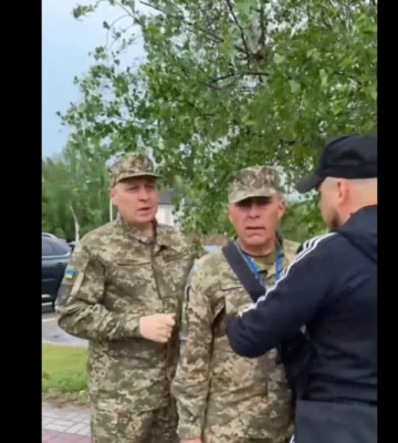"Цепляемся к ТЦКшникам": в Запорожье местный блогер ради лайков провоцирует людей в форме (видео)