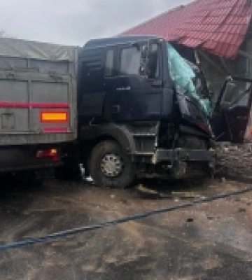 В Одеському районі вантажівка врізалася у стовп електромережі, водій у лікарні
