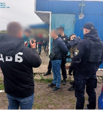 У Сумах директор благодійного фонду торгував посвідченнями «волонтерів»