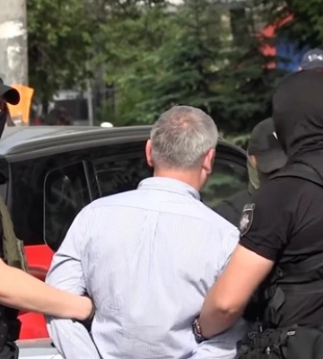 Шантажист, який замовними мітингами вимагав у чиновниці Мінекології 100 тисяч доларів, пішов на угоду