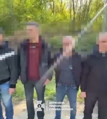 На Закарпатті прикордонники зупинили дві автівки з ухилянтами: за $20 000 їх намагалися переправити до Румунії. ВIДЕО