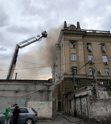 В Дніпрі комунальники долають наслідки ворожого удару
