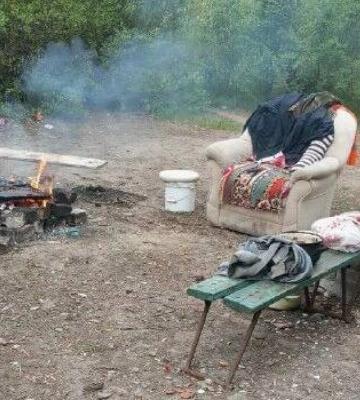 Потерявшая дом жительница Мариуполя ночует под открытым небом