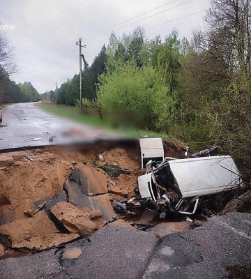 На Київщині мікроавтобус звалився у провалля — дві людини загинули