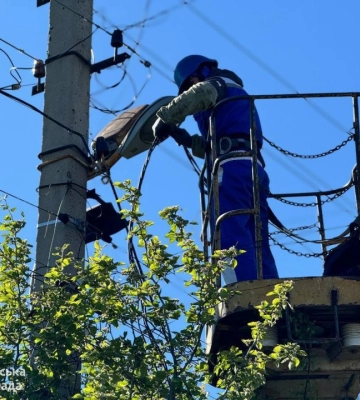 У Дніпрі модернізують зовнішнє освітлення на вул. Червона Калина
