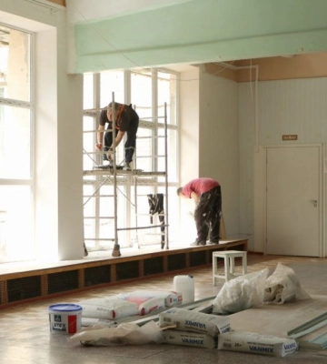 У Дніпрі в навчальних закладах встановлюють вікна після ракетних атак