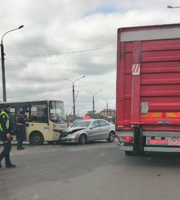 Нічна аварія у Луцьку: на перехресті зіштовхнулись автомобілі