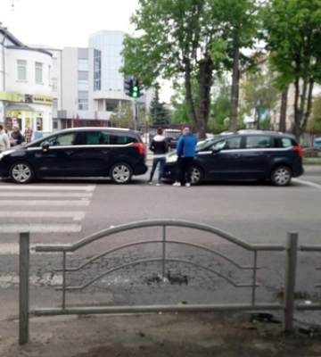 Нічна аварія у Луцьку: на перехресті зіштовхнулись автомобілі