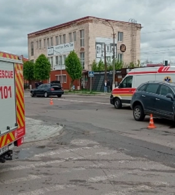 У Сарнах зіткнулися два легковики - є потерпілі