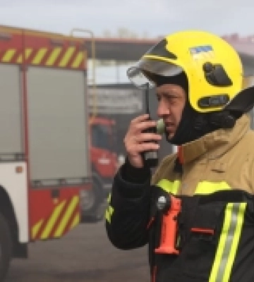 У Рівному горить триповерхова будівля