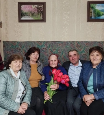 Виховала п’ятеро дітей, більше сорока онуків, а нині тішиться правнуками: бабуся з Волині відзначила 90-річчя