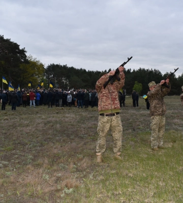 Маленька донечка ще не знає, що навіки втратила татка: на Волині попрощалися з Героєм Романом Хрупчиком