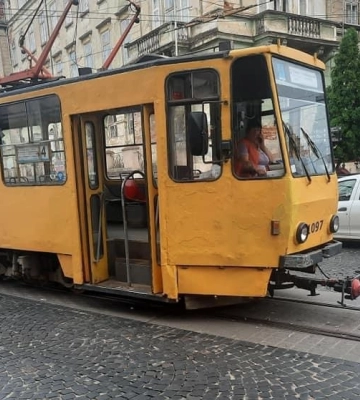 У Львові трамвай протаранив авто (ВІДЕО)