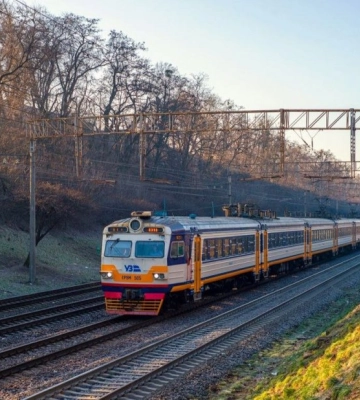 У Києві під колесами міської електрички загинула жінка: подробиці