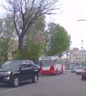 У Луцьку - ДТП: зіткнулися легковик та тролейбус