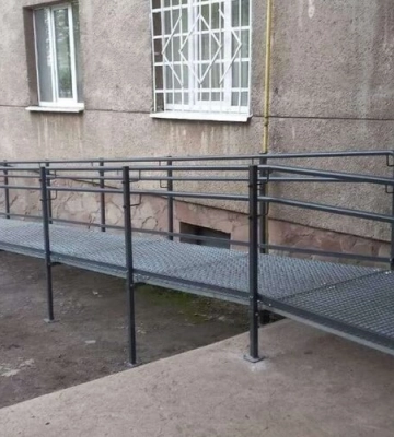 У Шевченківському районі Львова до житлових будинків облаштували три пандуси