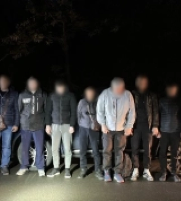На Закарпатті жінку та чоловіка затримали під час спроби переправити через кордон 8 чоловіків