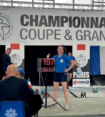Патрульна із Сарн легко піднімає 24-кілограмові гирі