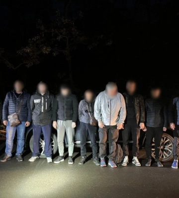 На Закарпатті жінку та чоловіка затримали під час спроби переправити через кордон 8 чоловіків