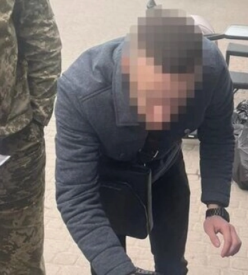 Военный со Львовщины за $17 тыс. &quot;продал&quot; уклонисту место в делегации для выезда за границу. Его задержали, – СБУ. ФОТО