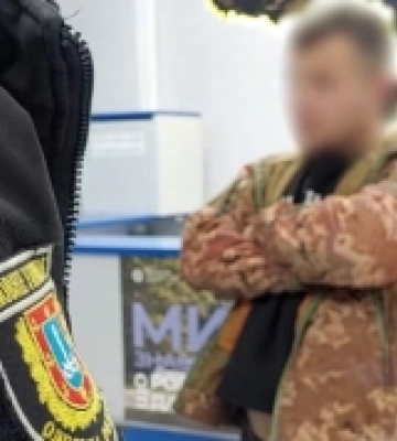 На Одещині слюсар СТО ну чужій автівці збив людину, втік з місця та в&#039;їхав у паркан