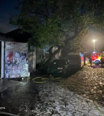 На Закарпатті з гаражем згорів й мікроавтобус