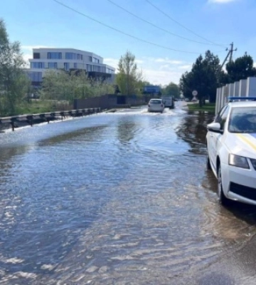 Под Киевом произошел перелив воды через дамбу