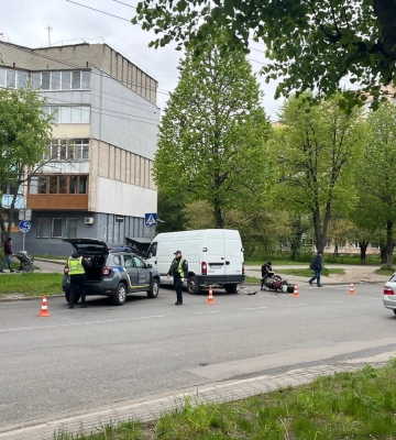 У Луцьку - ДТП: зіткнулися легковик та тролейбус
