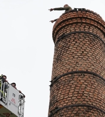 Спроба самогубства: під Луцьком чоловік хотів зістрибнути з височенної труби 