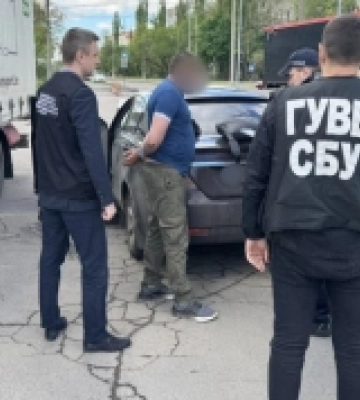 5000 доларів США за тимчасову посвідку на право проживання іноземця на території України – у Миколаєві правоохоронці затримали ділка
