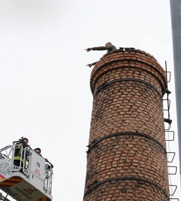 Спроба самогубства: під Луцьком чоловік хотів зістрибнути з височенної труби 
