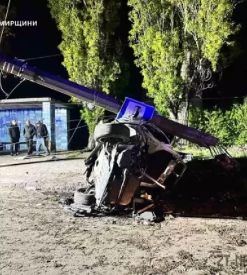 ДТП у Житомирі: позашляховик зрізав стовп та перекинувся, водій у лікарні. ФОТО