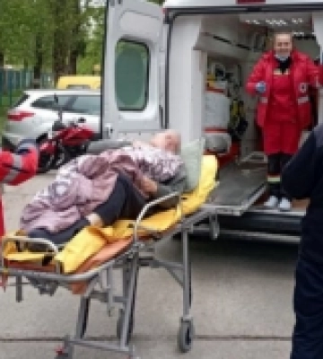 Знесли з четвертого поверху: у Вараші рятували важкохворого чоловіка