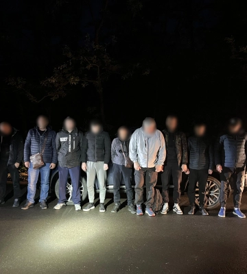 На Закарпатті жінку та чоловіка затримали під час спроби переправити через кордон 8 чоловіків