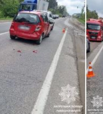 Поблизу Львова трапилась ДТП з трьома авто. Одна смуга руху перекрита
