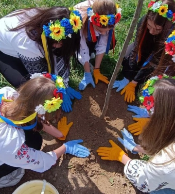 Саджали дерева, кущі та квіти: учні Дніпропетровщини доєдналися до Дня довкілля