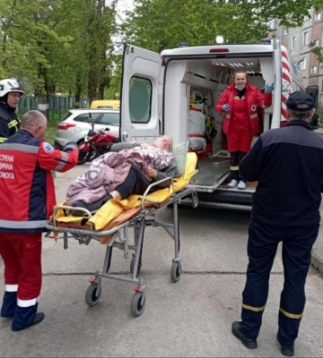 Знесли з четвертого поверху: у Вараші рятували важкохворого чоловіка