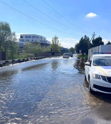 На Київщині стався перелив води через дамбу (фото, відео)
