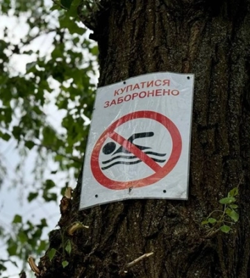 Фарбують лави, косять газон та прибирають опале листя: парки Дніпра продовжують оновлювати після зими