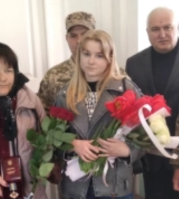 Матері загиблого захисника з Кореччини вручили нагороду сина