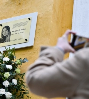 Меморіальну таблицю Вікторії Амеліній відкрили на фасаді львівської школи, де вчилася письменниця