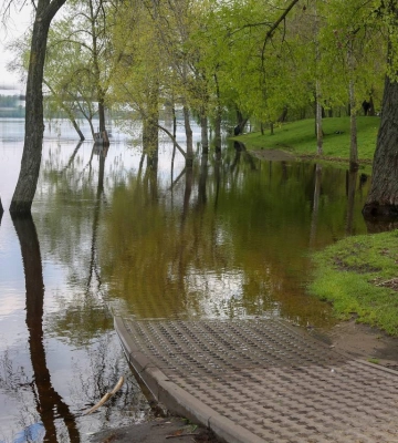 На Київщині стався перелив води через дамбу