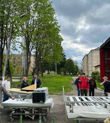 Благодійники привезли ліжка у лікарню Костополя