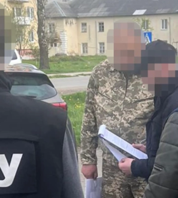 Во Львовской области задержали военного, который за 17 тысяч долларов «продал» уклончивое место в делегации для выезда за границу
