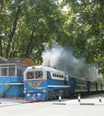 Дитячі залізниці у чотирьох містах України починають сезон: в одному місті безпекова ситуація цього не дозволяє